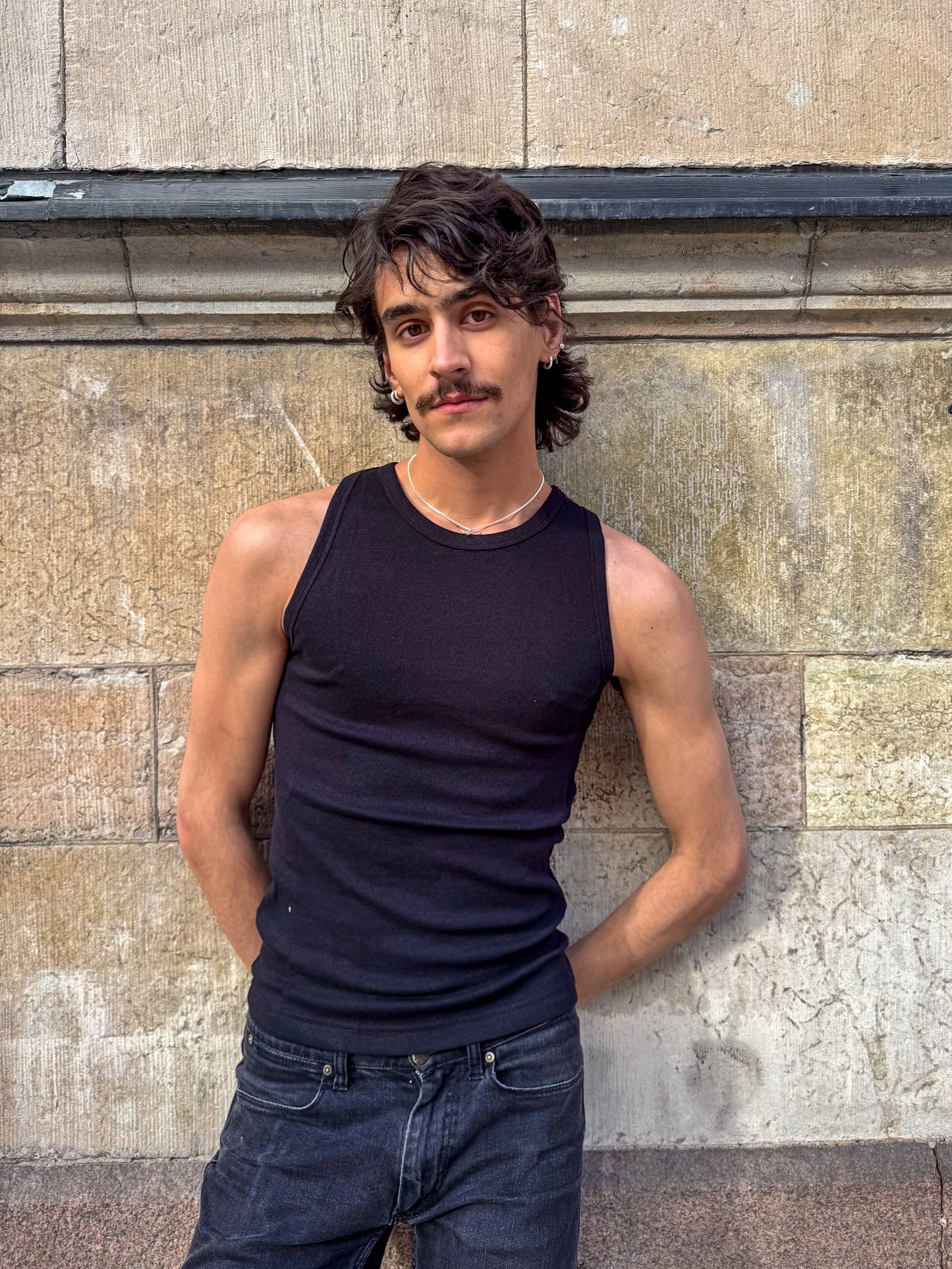 Samuel er 180 cm høj og bruger størrelse L. | sort