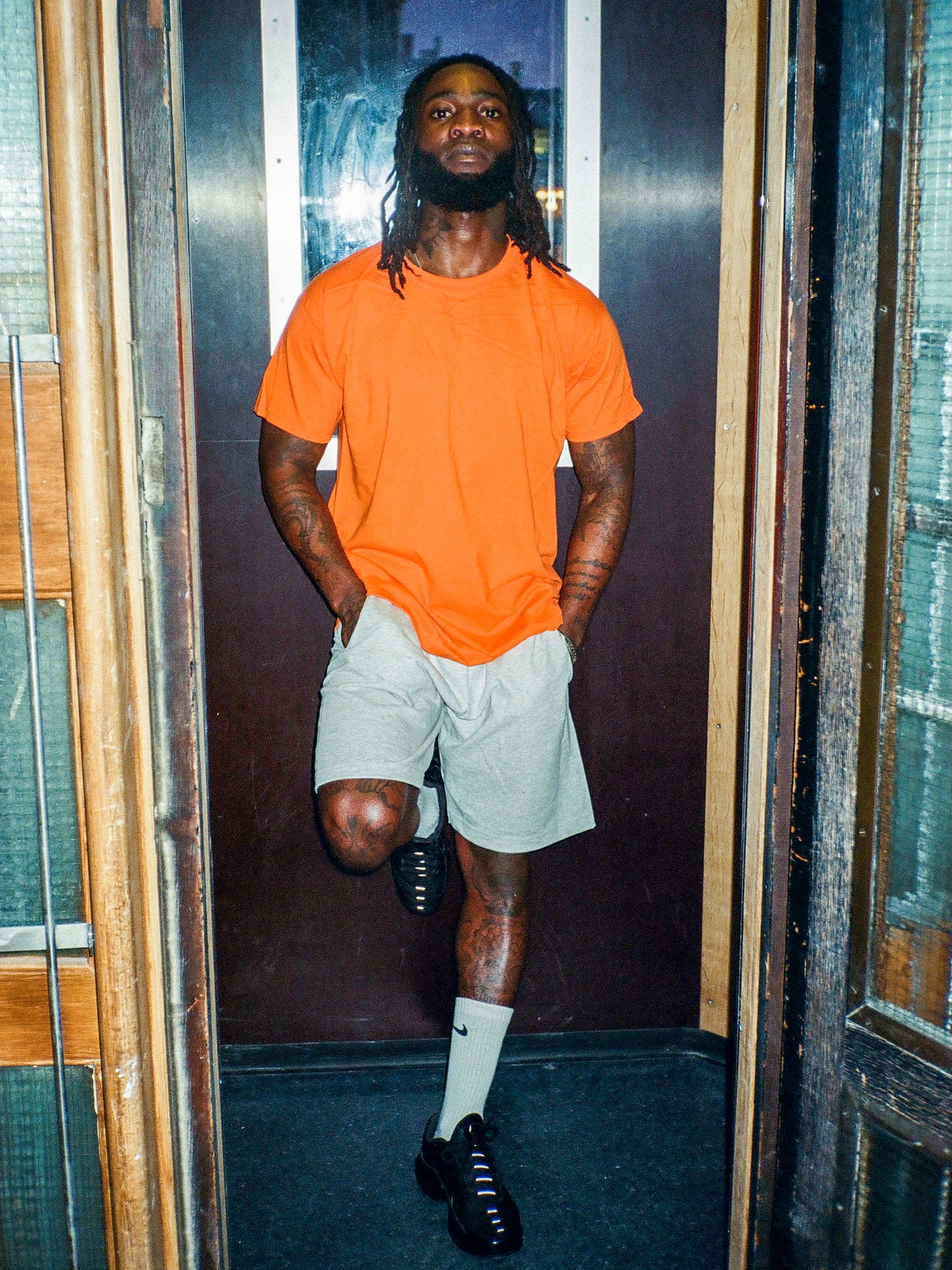 Collins er 176 cm høj og bruger størrelse L. | grå