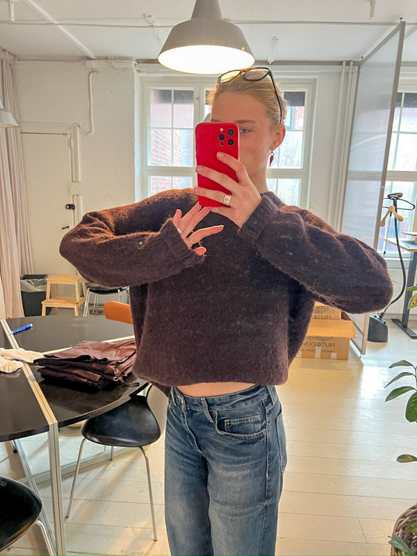 Sofia er 183 cm høj og bruger størrelse M. | mørkebrun