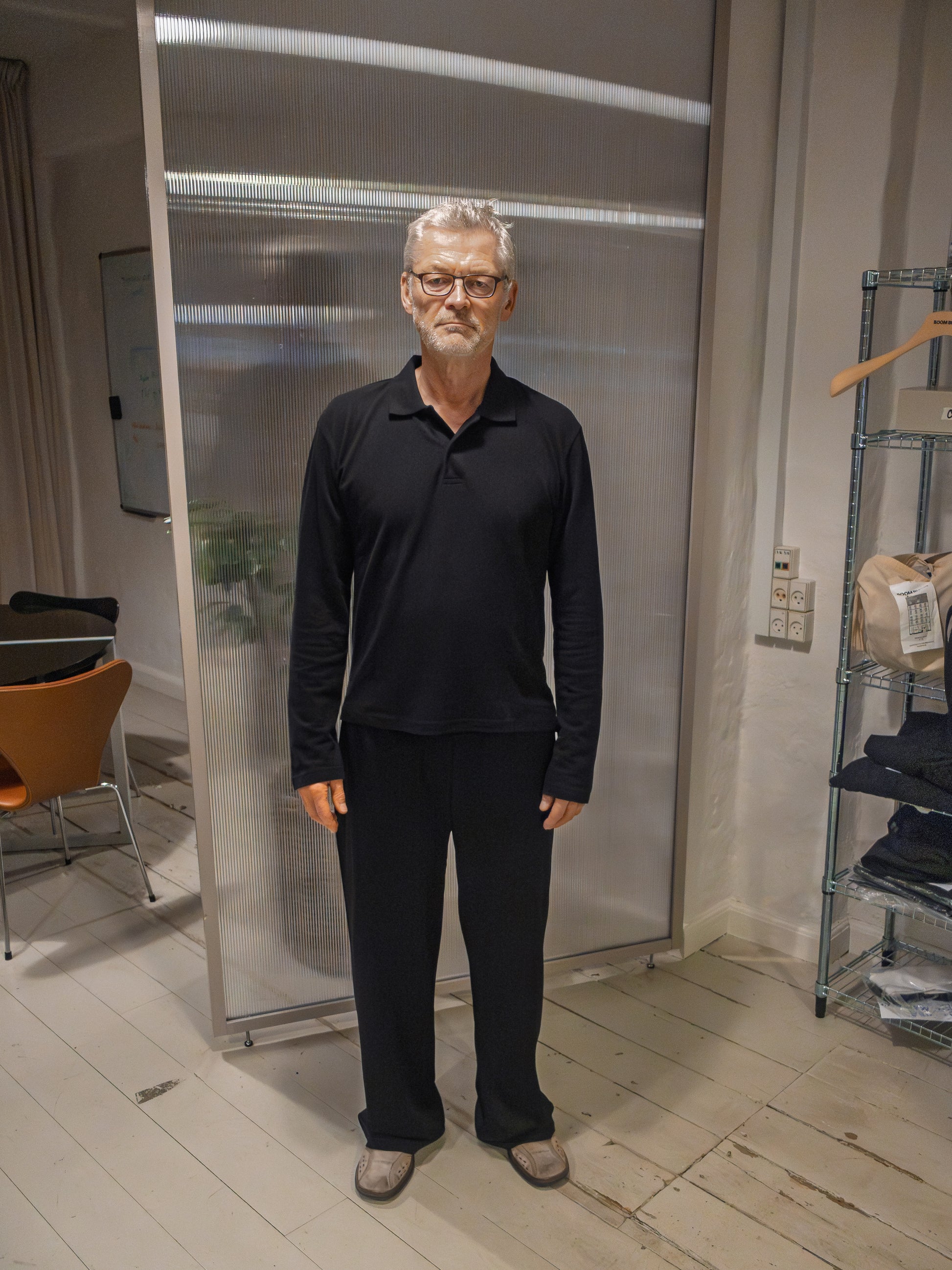 Jens er 186 cm høj og bruger størrelse L. | sort