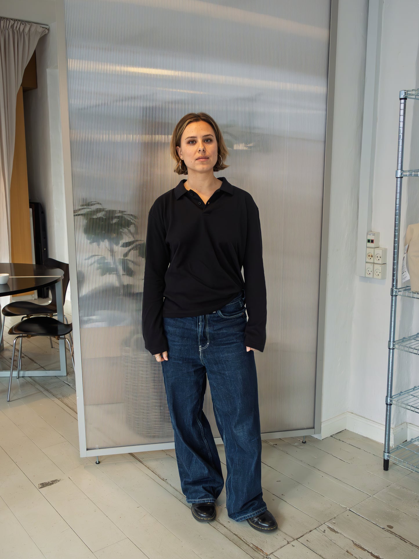 Emma er 167 cm høj og bruger størrelse M.| sort