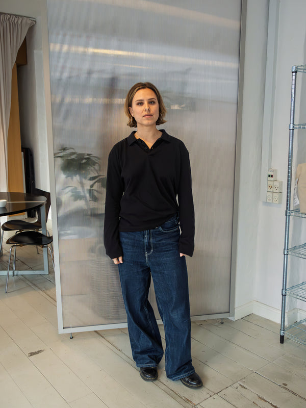 Emma er 167 cm høj og bruger størrelse M.| sort