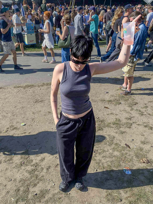 Helene er 167 cm høj og bruger størrelse S. | mørkegrå