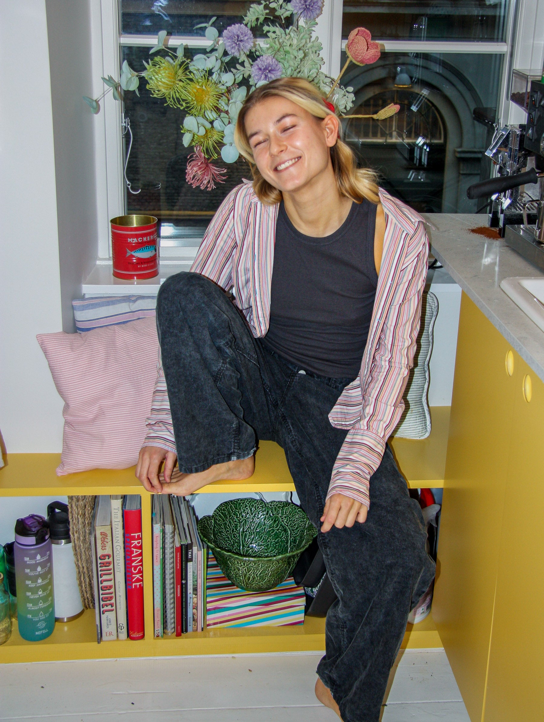 Kamille er 168 cm høj og bruger størrelse S. | mørkegrå
