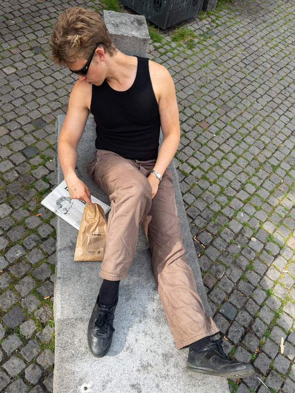 Peter er 188 cm høj og bruger størrelse XL. | sort