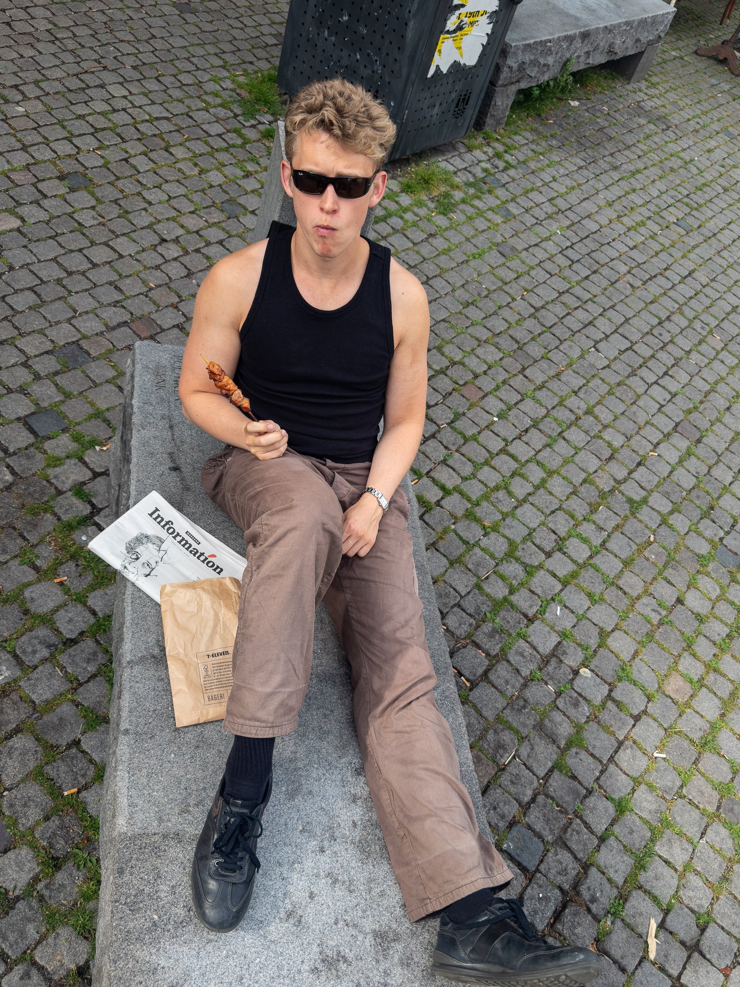 Peter er 188 cm høj og bruger størrelse XL. | sort