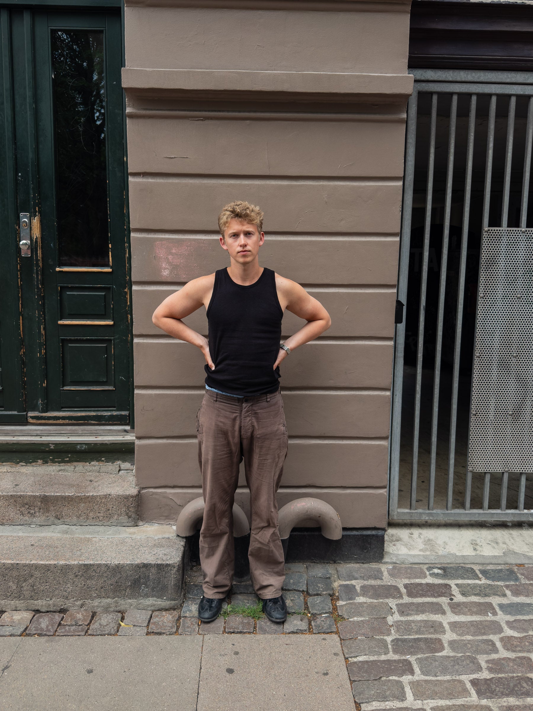 Peter er 188 cm høj og bruger størrelse XL. | sort