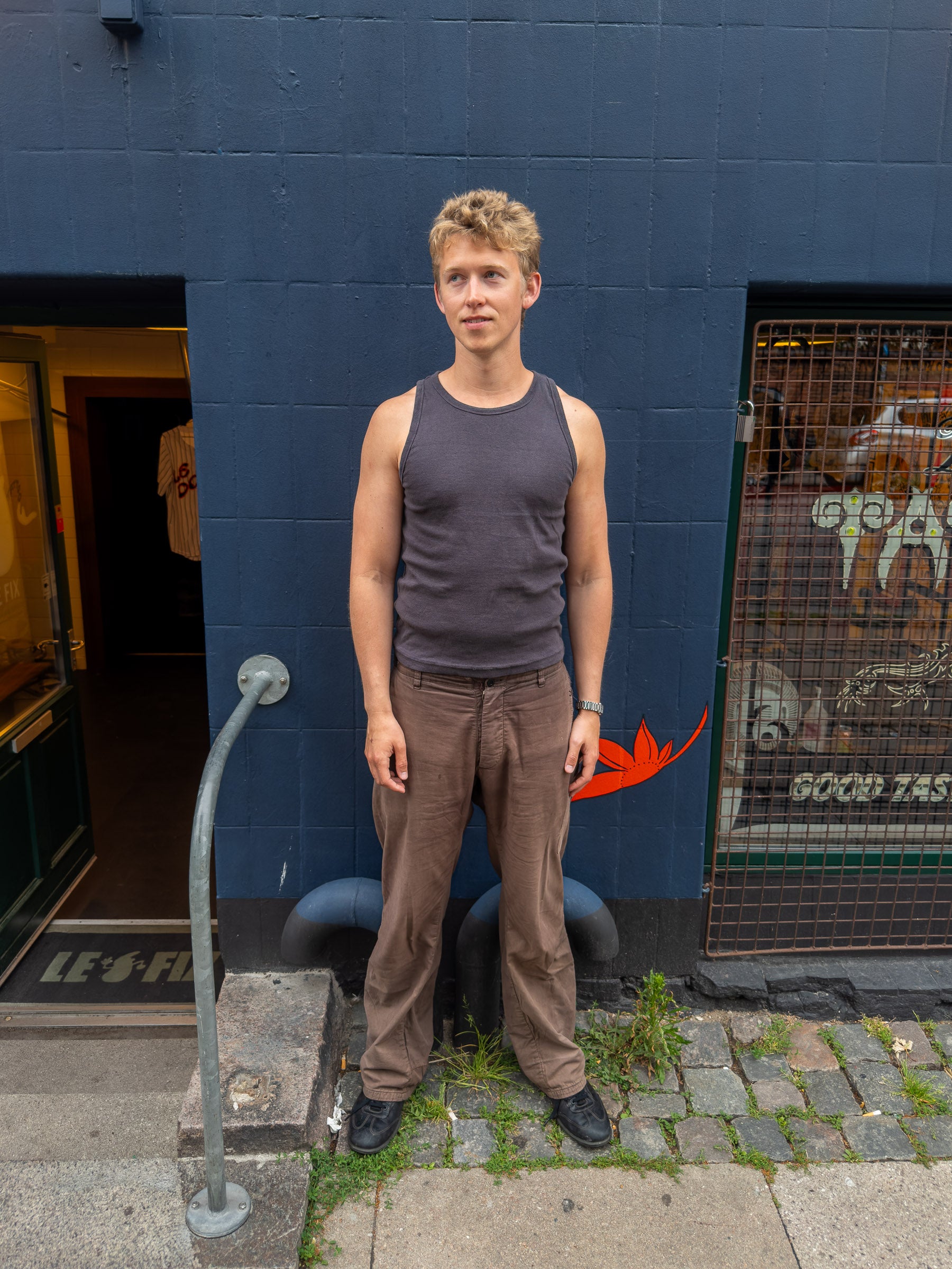 Peter er 188 cm høj og bruger størrelse XL. | mørkegrå