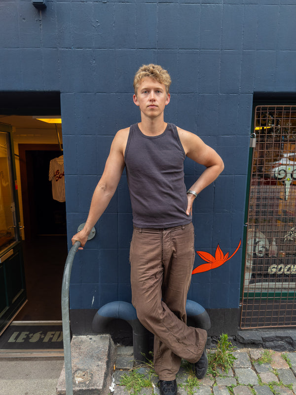 Peter er 188 cm høj og bruger størrelse XL. | mørkegrå