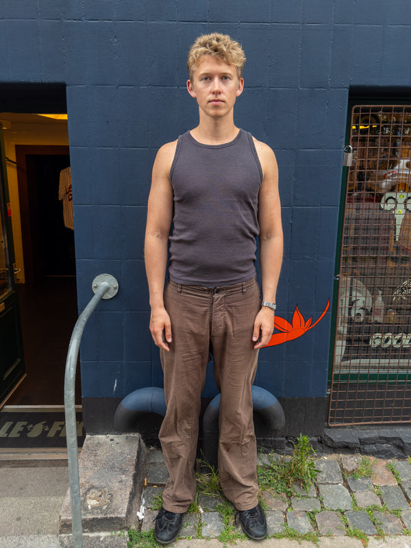 Peter er 188 cm høj og bruger størrelse XL. | mørkegrå