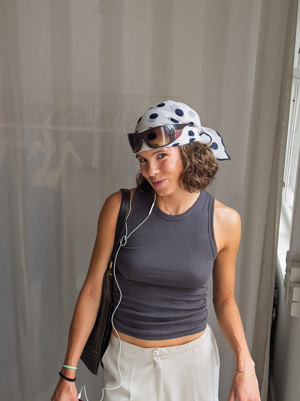 Emma er 173 cm høj og bruger størrelse XS. | mørkegrå