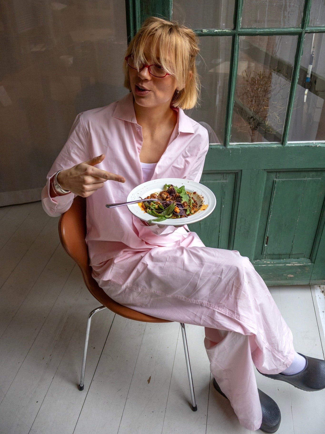 Sofia er 183 cm høj og bruger størrelse L. | lyserød