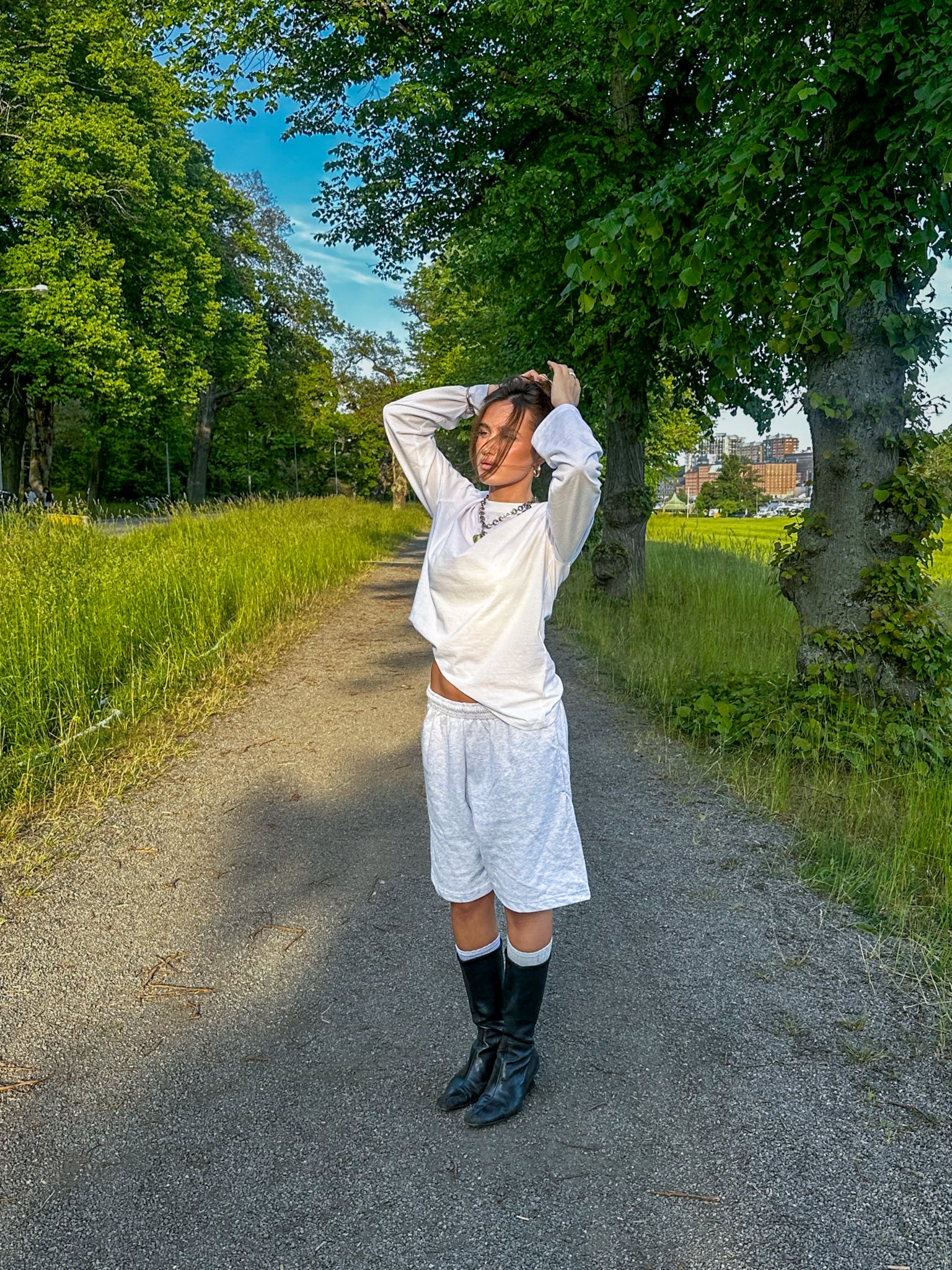 Ulyana er 160 cm høj og bruger størrelse L. | grå