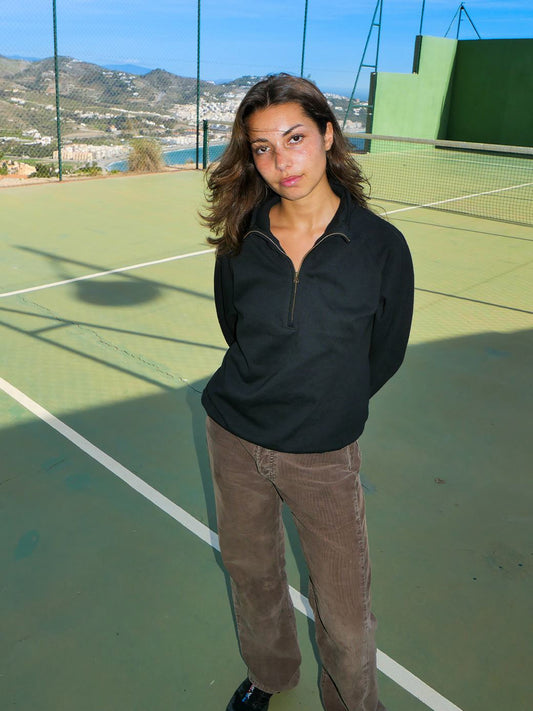 Anso er 164 cm høj og bruger størrelse S | sort