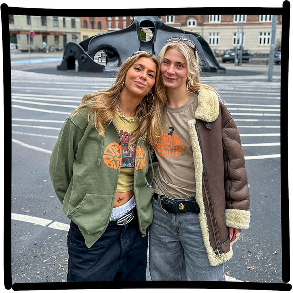 Zophie er 171 cm høj og bruger størrelse M. | kortærmet t-shirt