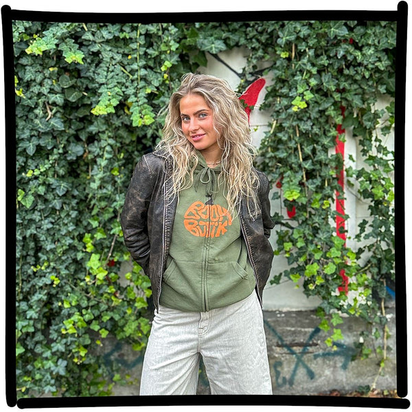 Erica er 163 cm høj og bruger størrelse S. | hoodie med lynlås