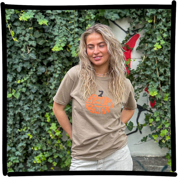Erica er 163 cm høj og bruger størrelse S. | kortærmet t-shirt