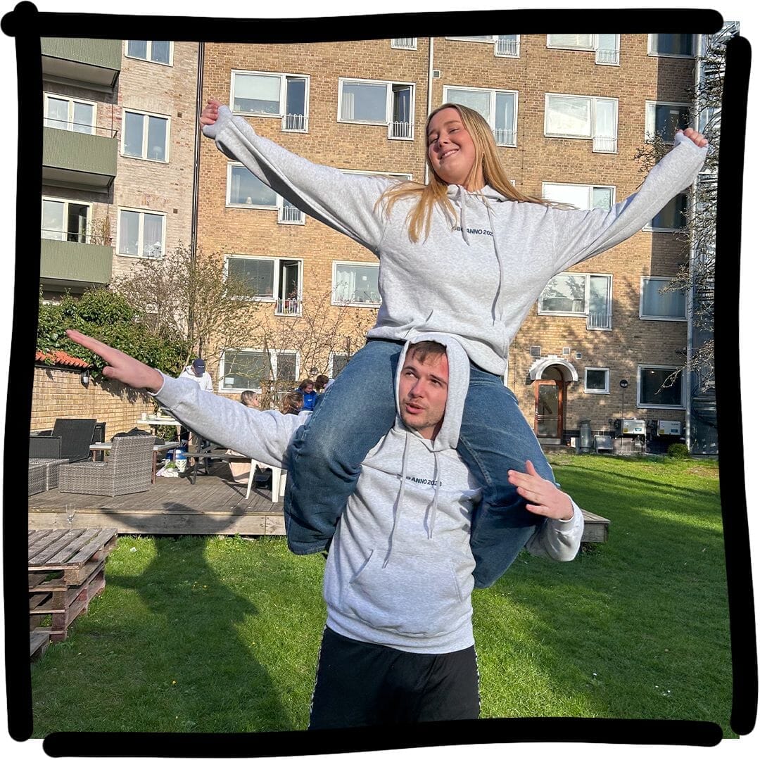 Gerard är 187 cm lång och använder storlek L. Tilda är 174 cm lång och gillar storlek XL.
