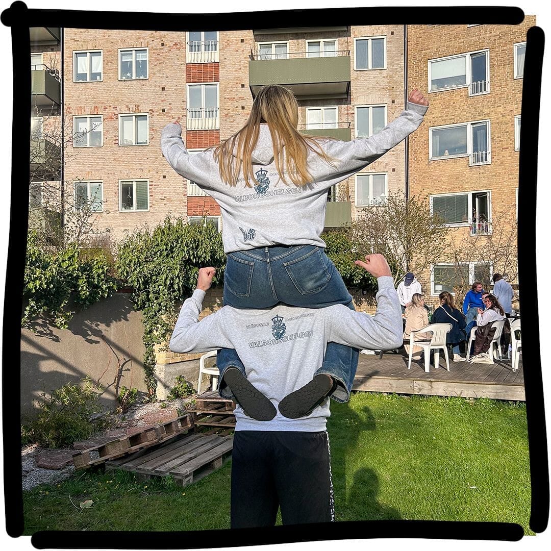 Gerard är 186 cm lång och använder storlek L. Tilda är 174 cm och gillar storlek XL. 