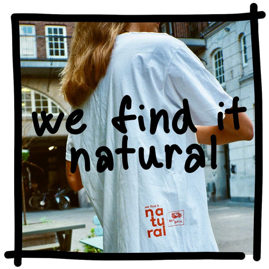 we find it natural t-shirt med titel skrevet over